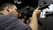 Un visiteur essaie un Sig Sauer MPX Un visiteur essaie un Sig Sauer MPX