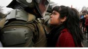 Trois ans après, la jeune Chilienne qui tient tête à la police refait le tour du web, symbole de la résistance à la force Trois ans après, la jeune Chilienne qui tient tête à la police refait le tour du web, symbole de la résistance à la force