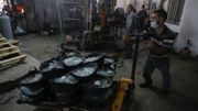 Au Liban, le verre pulvérisé par l'explosion recyclé en carafes et bocaux Au Liban, le verre pulvérisé par l'explosion recyclé en carafes et bocaux