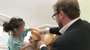 Shanna, 5 ans, doit se faire opérer d'un kist à l'œil. Elle fait un bandage sur les yeux de Coco. Le singe est venu lui rendre visite au CHR de Namur avec le magicien Emmanuel Thars. Il jouera ce weekend dans les rues de "Namur en mai" Shanna, 5 ans, doit se faire opérer d'un kist à l'œil. Elle fait un bandage sur les yeux de Coco. Le singe est venu lui rendre visite au CHR de Namur avec le magicien Emmanuel Thars. Il jouera ce weekend dans les rues de "Namur en mai"