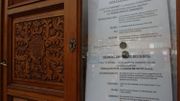 Sur la porte de l’Hôtel de Ville cominois, une annonce est affichée dans les deux langues, comme toute information officielle à la population Sur la porte de l’Hôtel de Ville cominois, une annonce est affichée dans les deux langues, comme toute information officielle à la population