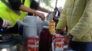 Les bénévoles se relaient pour aider les réfugiés. Les bénévoles se relaient pour aider les réfugiés.