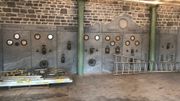 Ce marbre de plusieurs mètres de long vient de l'ancienne cabine haute tension de l'usine Ce marbre de plusieurs mètres de long vient de l'ancienne cabine haute tension de l'usine