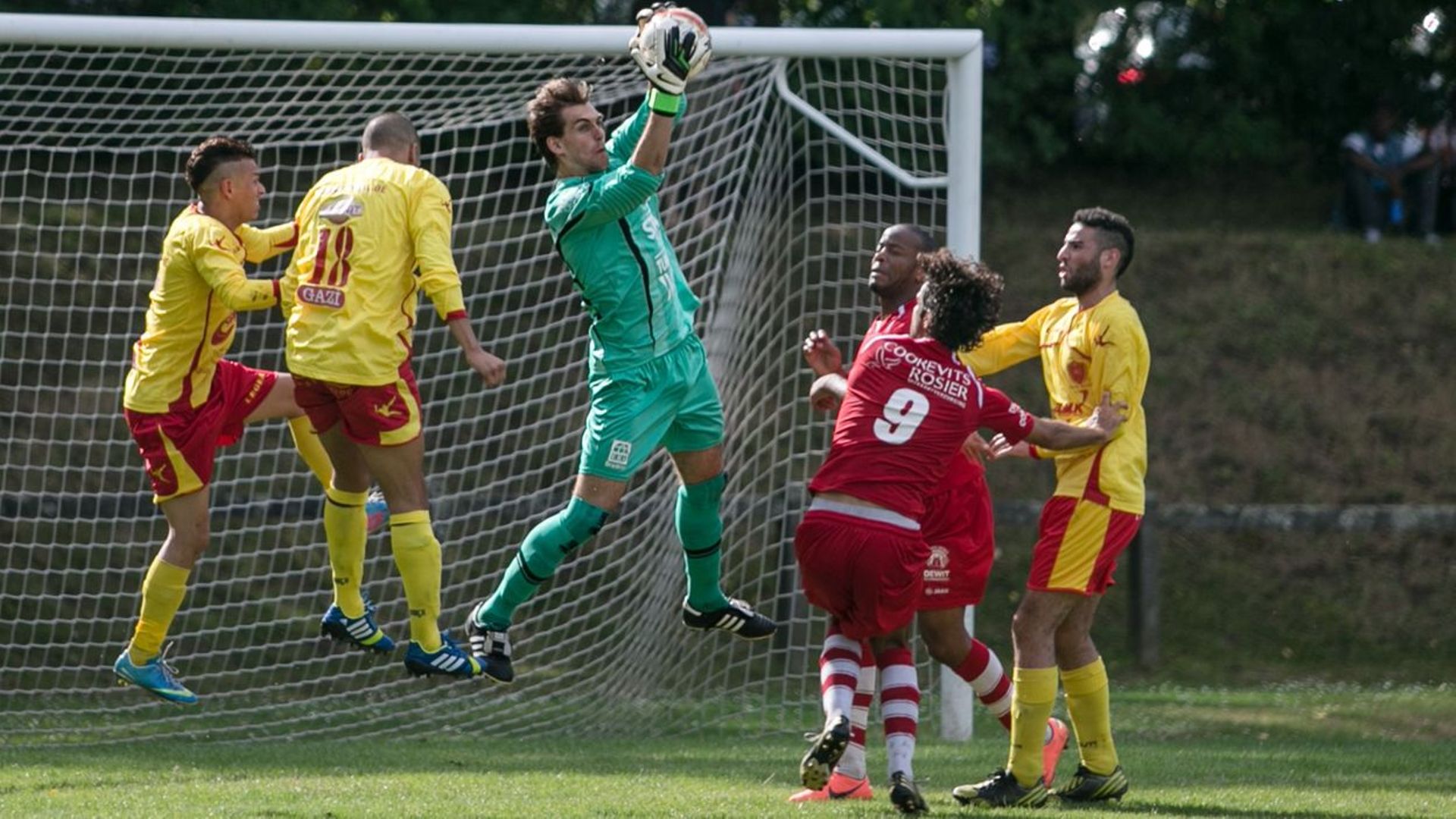 Le football amateur deja perturbe par le coronavirus casse-tete en ... picture