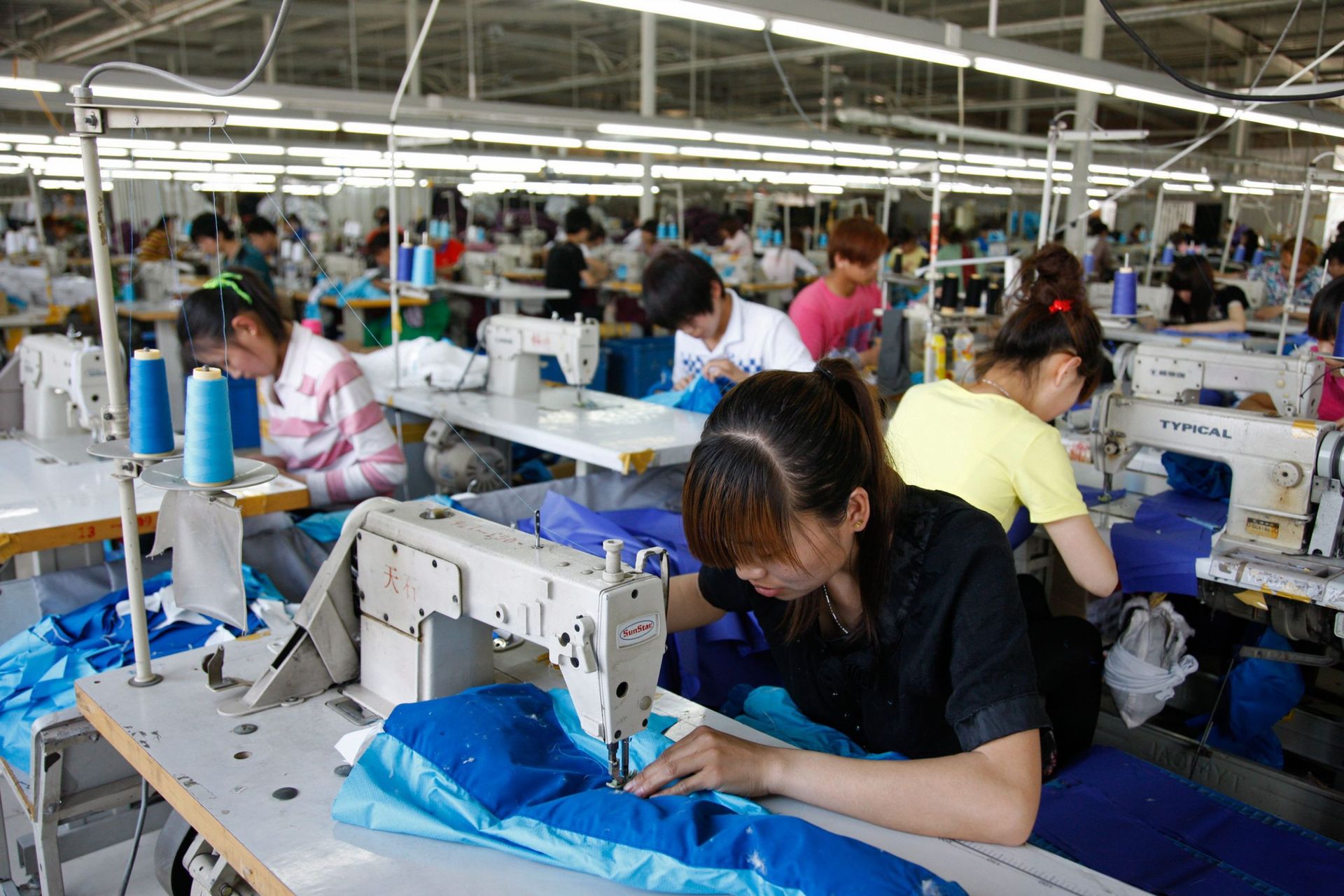 Фабрики одежды производителя. Китайская швейная фабрика. Швейная фабрика в Китае. Китайский Швейный цех. Текстильная промышленность Китая.
