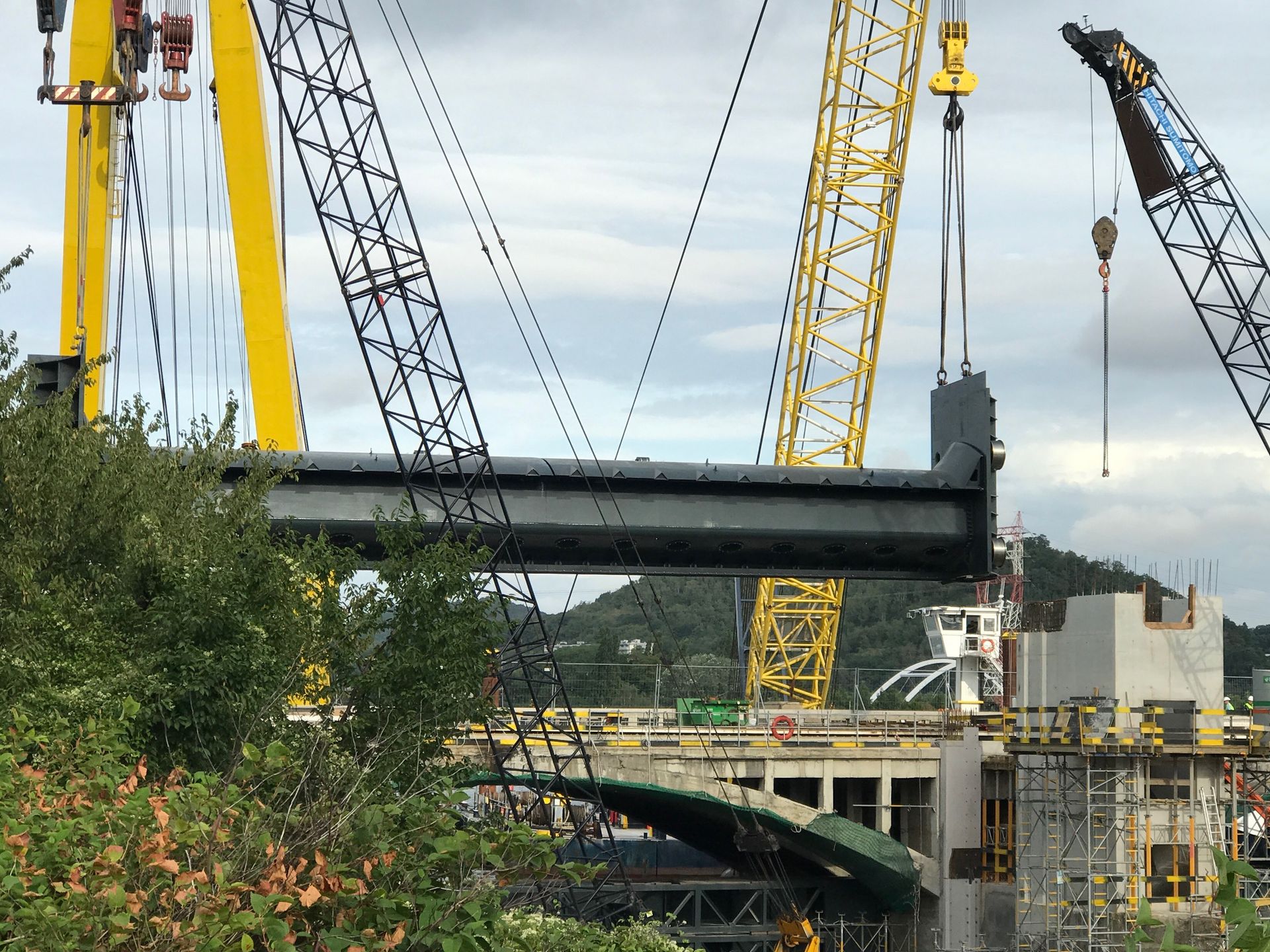 Deux Vannes Geantes Posees Au Barrage De L Ile Monsin A Liege