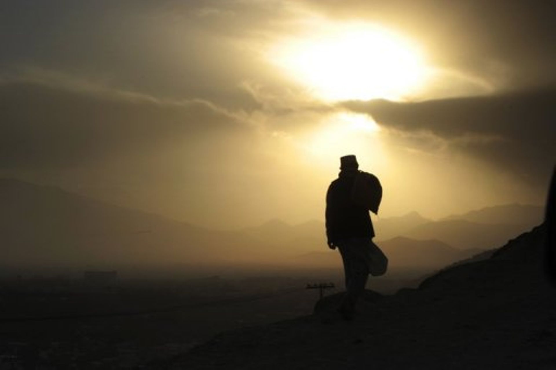 Une Silhouette Inconnue C Est Un Homme Reflexe Ancestral De Survie