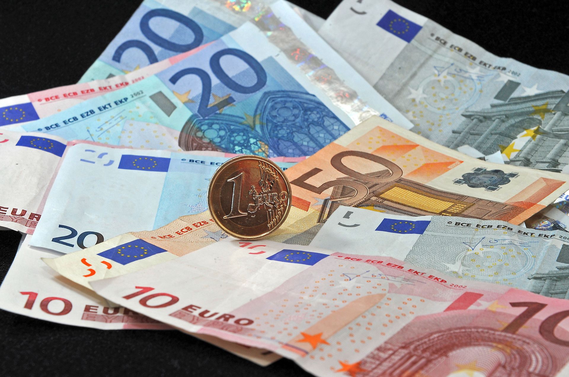 Euro il y a 10 ans, mise en circulation des premières pièces et billets