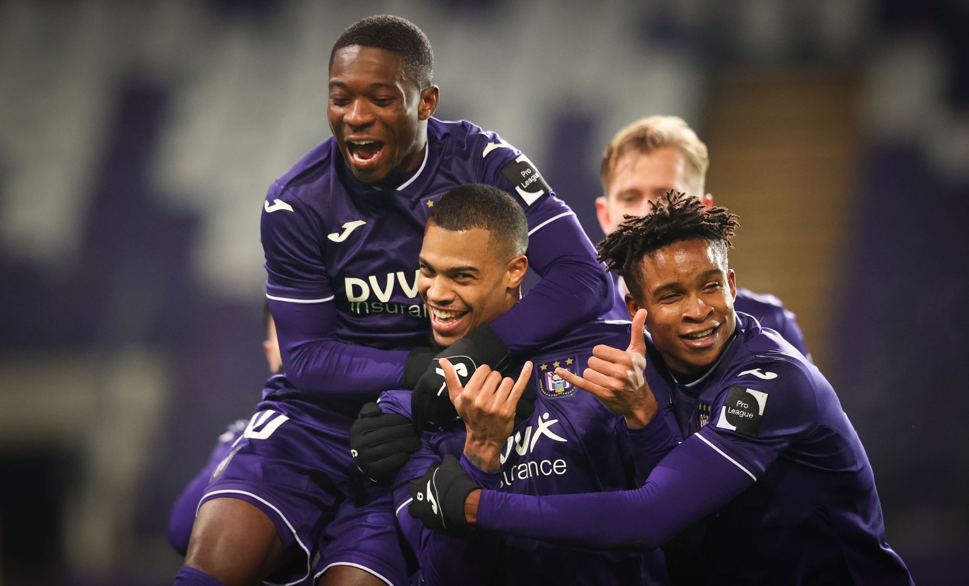 Reduit A Dix Anderlecht S Impose Dans La Douleur Face A Ostende