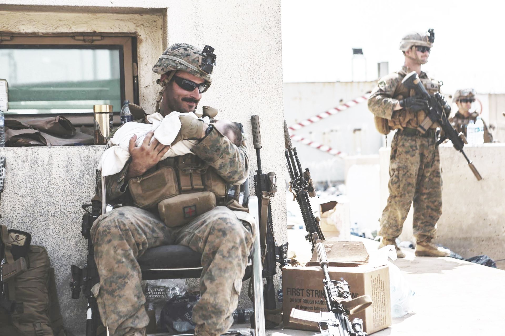 Les Images Des Soldats Americains En Train D Aider Des Bebes Et Des Enfants Afghans Mises En Avant Par L Armee Us