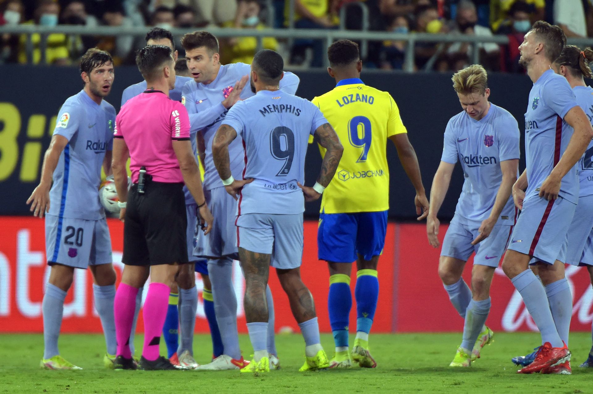 Барселона кадис прямой эфир. «Барселона» – «Кадис» – 2:0. Боруссия 0:0 Барселона де Йонг Месси. Барселона Кадис фото. Матч Кадис стоит тамп.