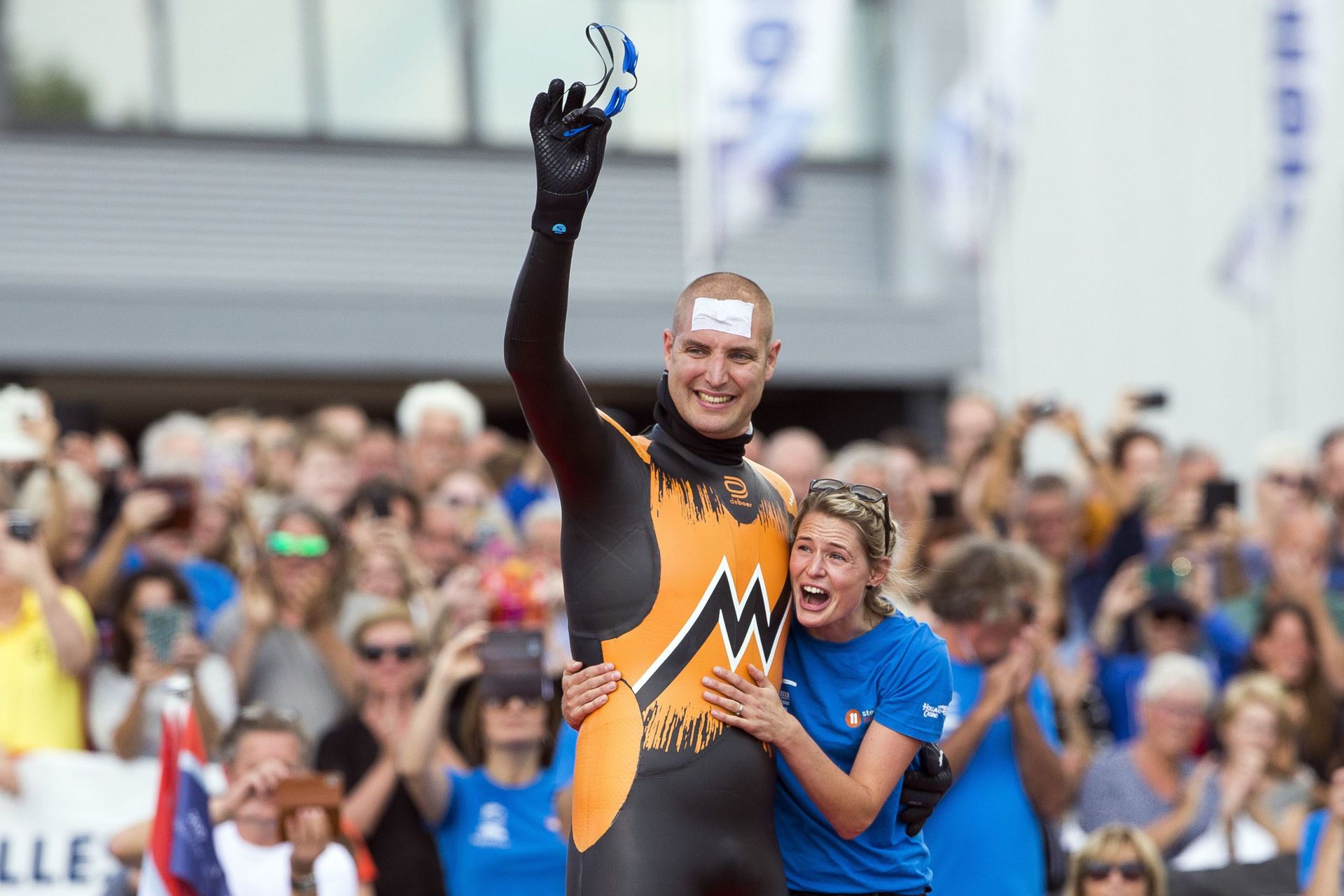 Le nageur néerlandais Maarten van der Weijden réussit son pari fou pour la lutte contre le cancer Le nageur néerlandais Maarten van der Weijden réussit son pari fou pour la lutte contre le cancer