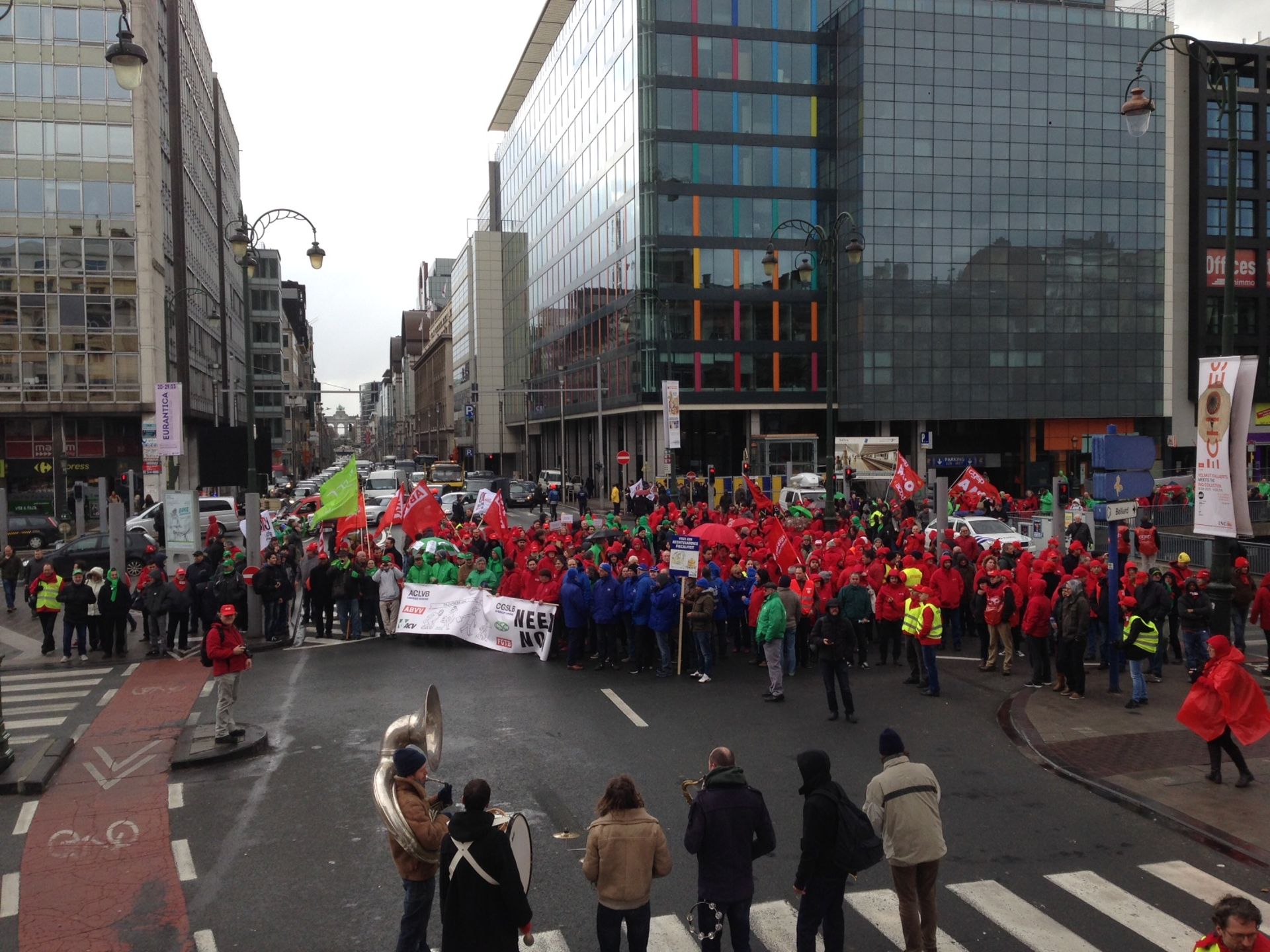 Des milliers de manifestants défilent à Bruxelles contre le gouvernement