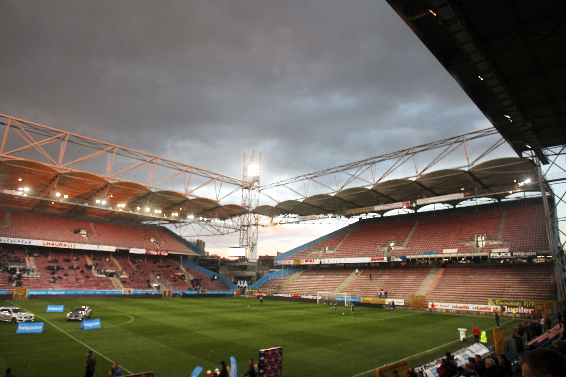 La nouvelle pelouse du stade du Pays de Charleroi installée ce mardi