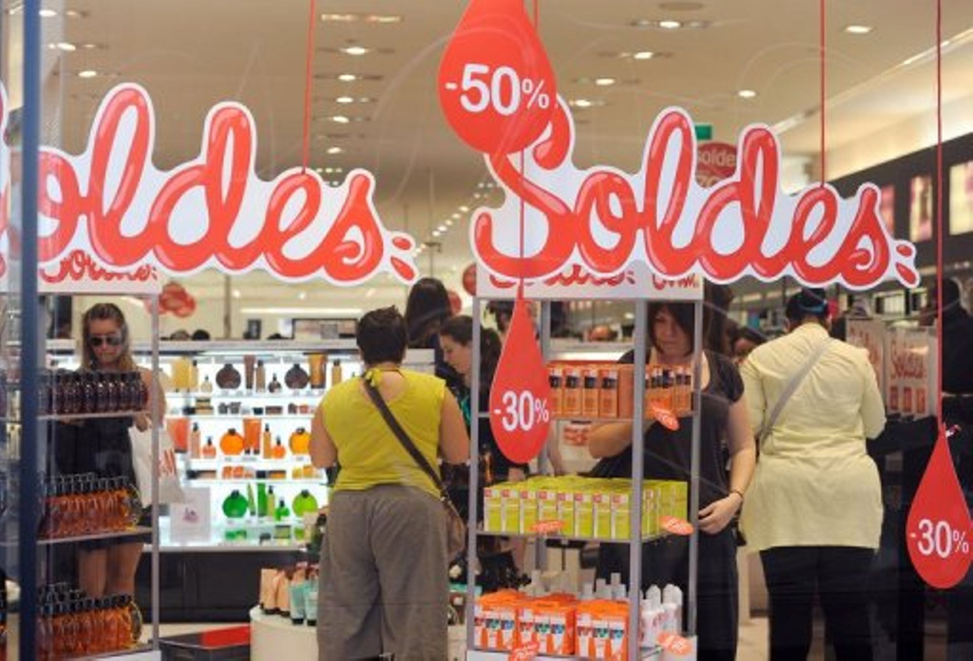 Soldes ventes en hausse pour la première semaine en chaînes et grands magasins