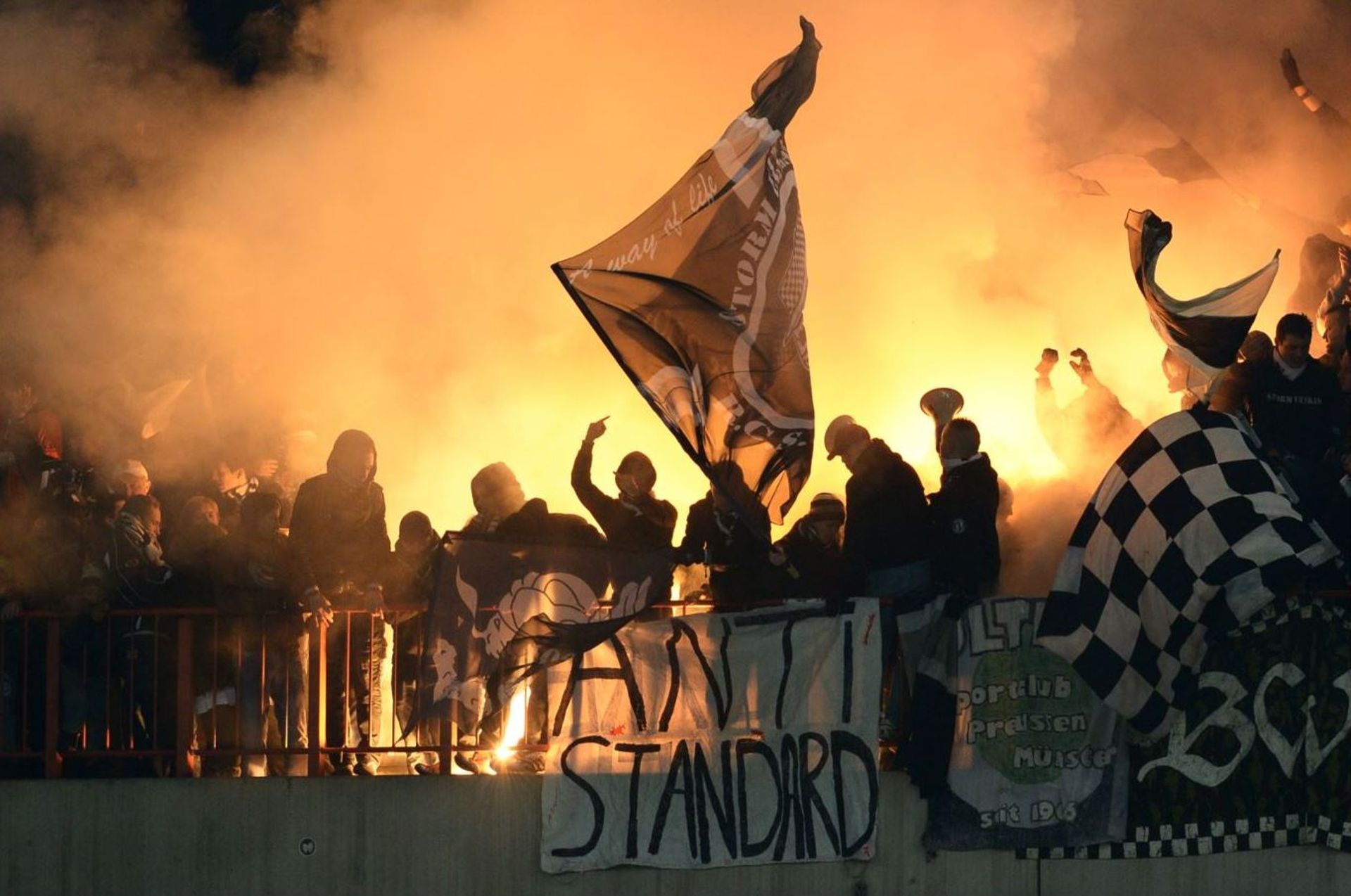 Les supporters carolos très surveillés au Standard de Liège le 20 octobre