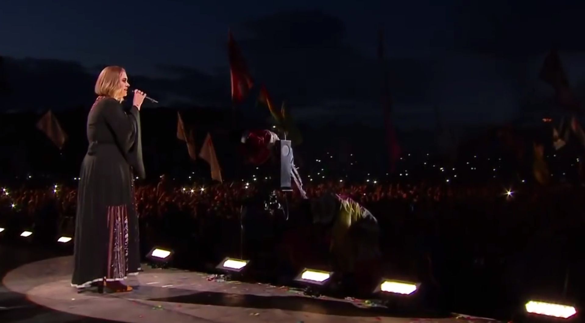 Adele Live A Glastonbury Regardez Hello Someone Like You Et Son Gros Rire Apres Un Petit Rot