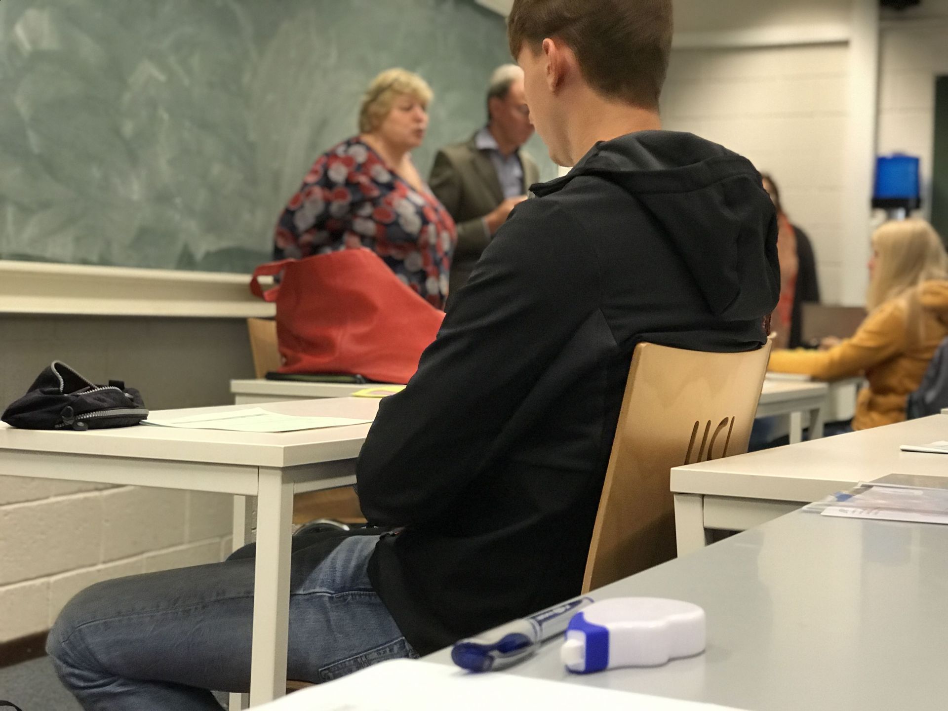 Gina Va Donner Des Cours A Ces Deux Jeunots Après la rhéto, ils entament une septième année de secondaire, pour