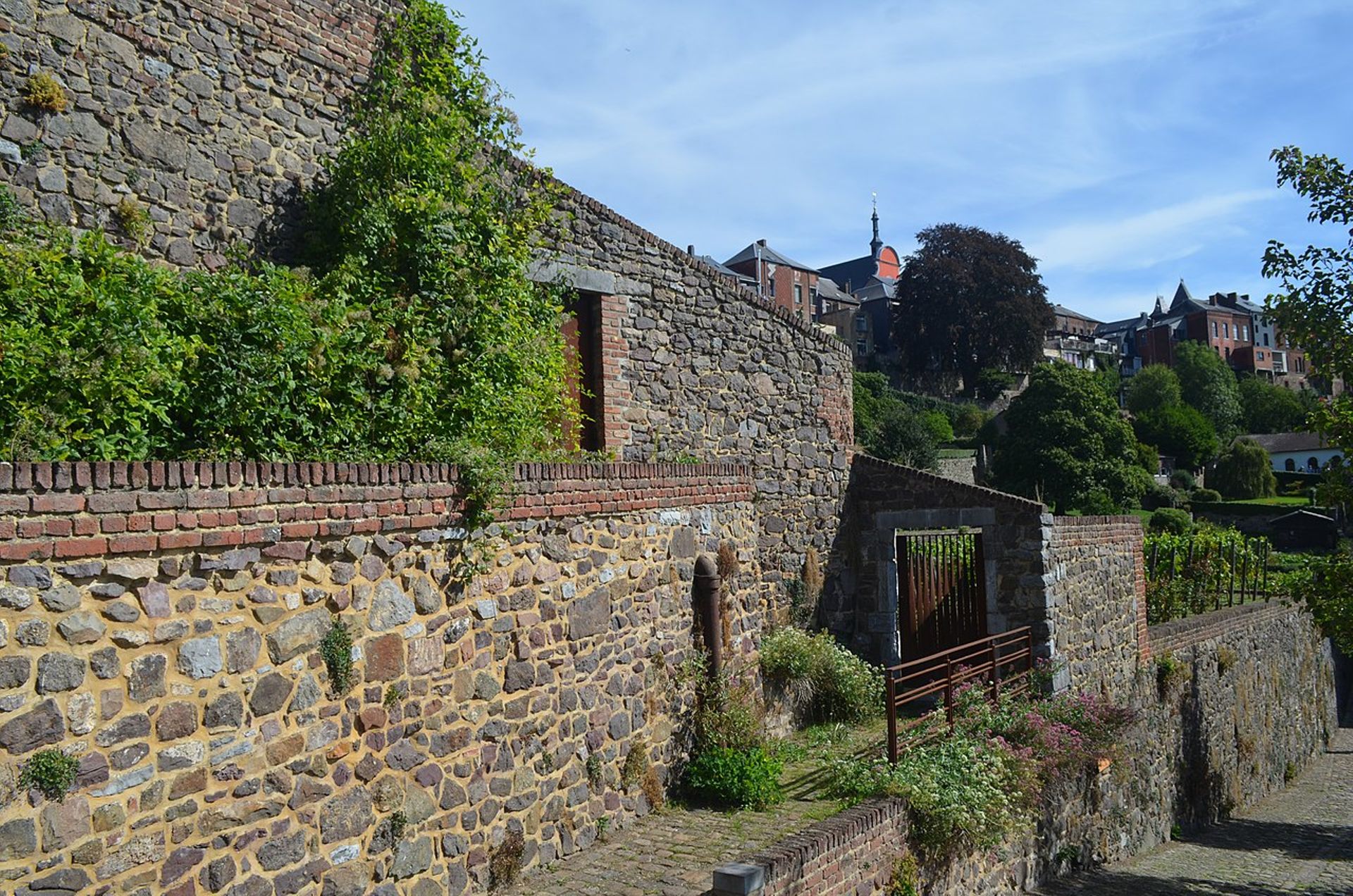 Une promenade originale aux jardins  suspendus  de Thuin  