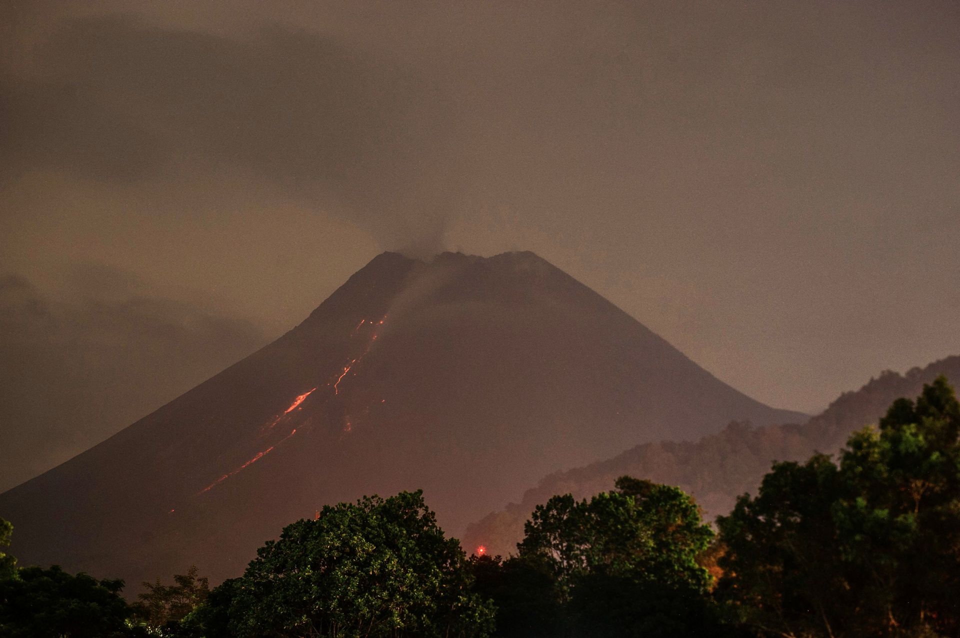 Indon sie le  volcan  Merapi  entre de nouveau en ruption