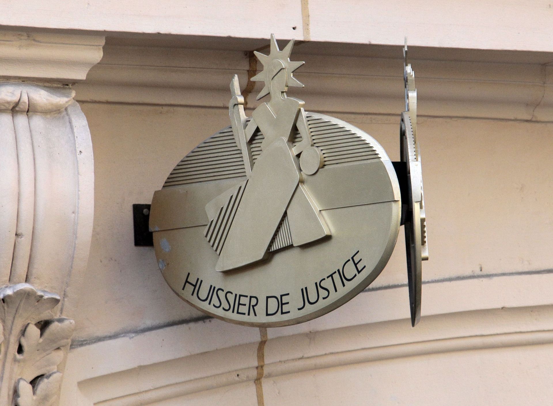 Les huissiers de justice mettent la pédale douce