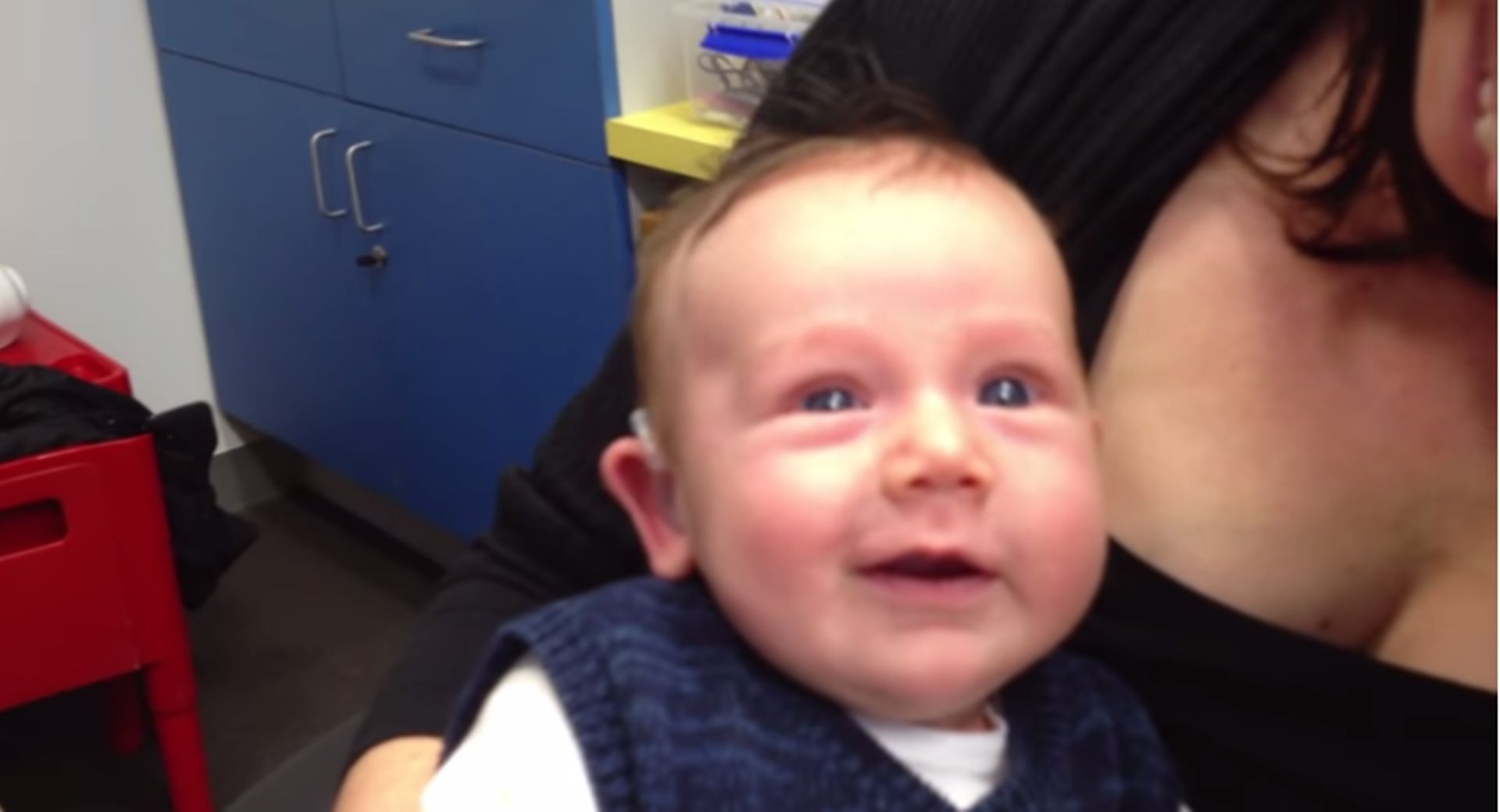 Un Bebe De Sept Semaines Entend Pour La Premiere Fois Video