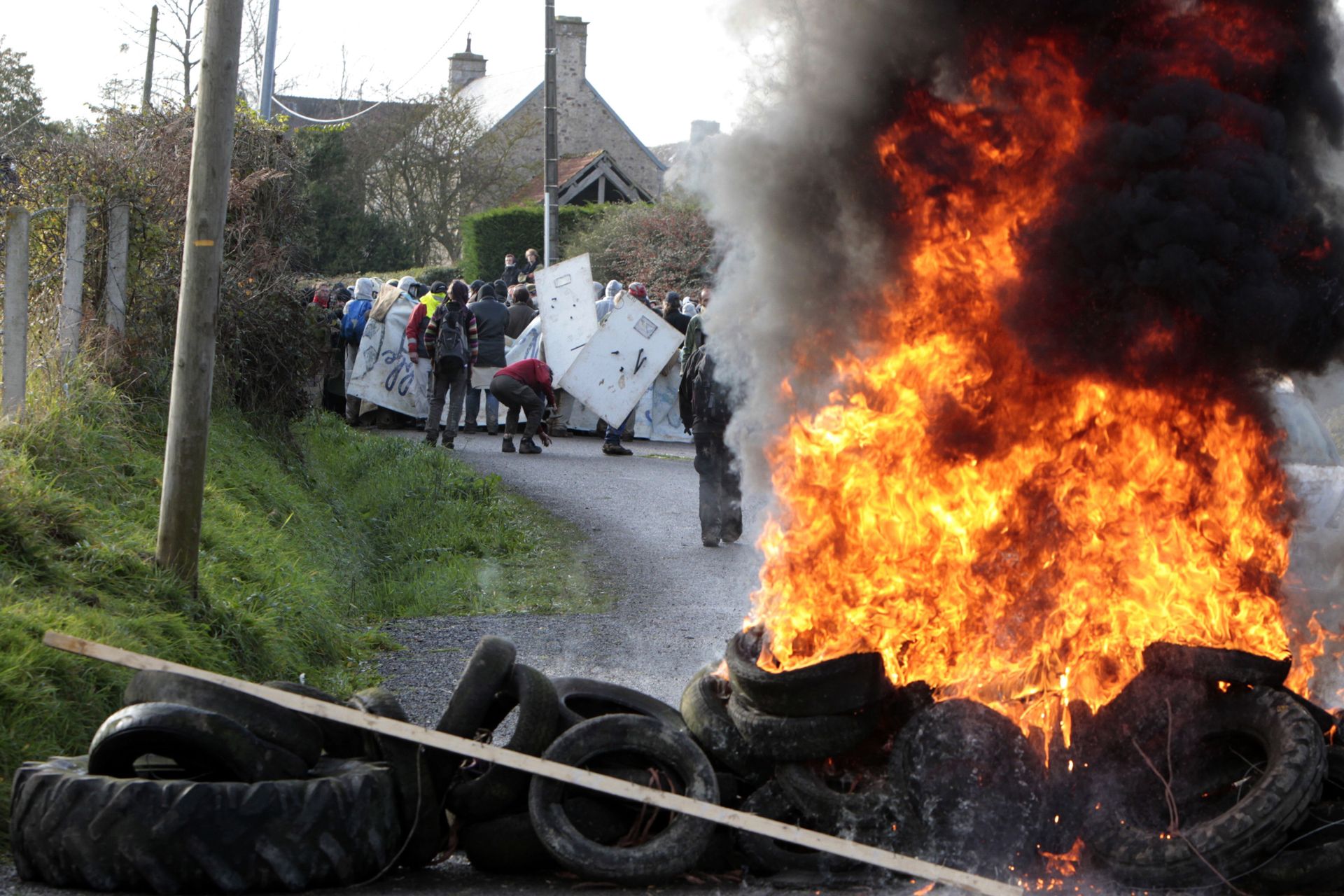 France Un Convoi Nucleaire Allemand Emaille D Incidents Violents