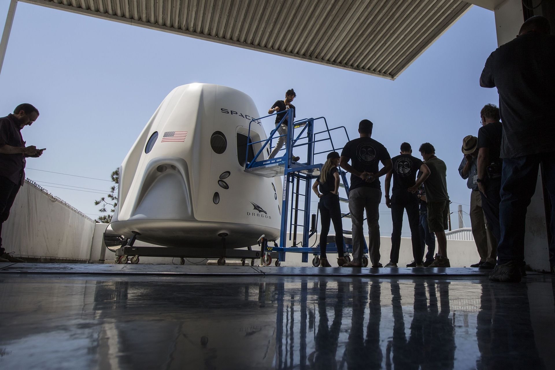Compte à Rebours Quatre Touristes Dans L'espace SpaceX cherche quatre clients privés pour un vol dans l'espace