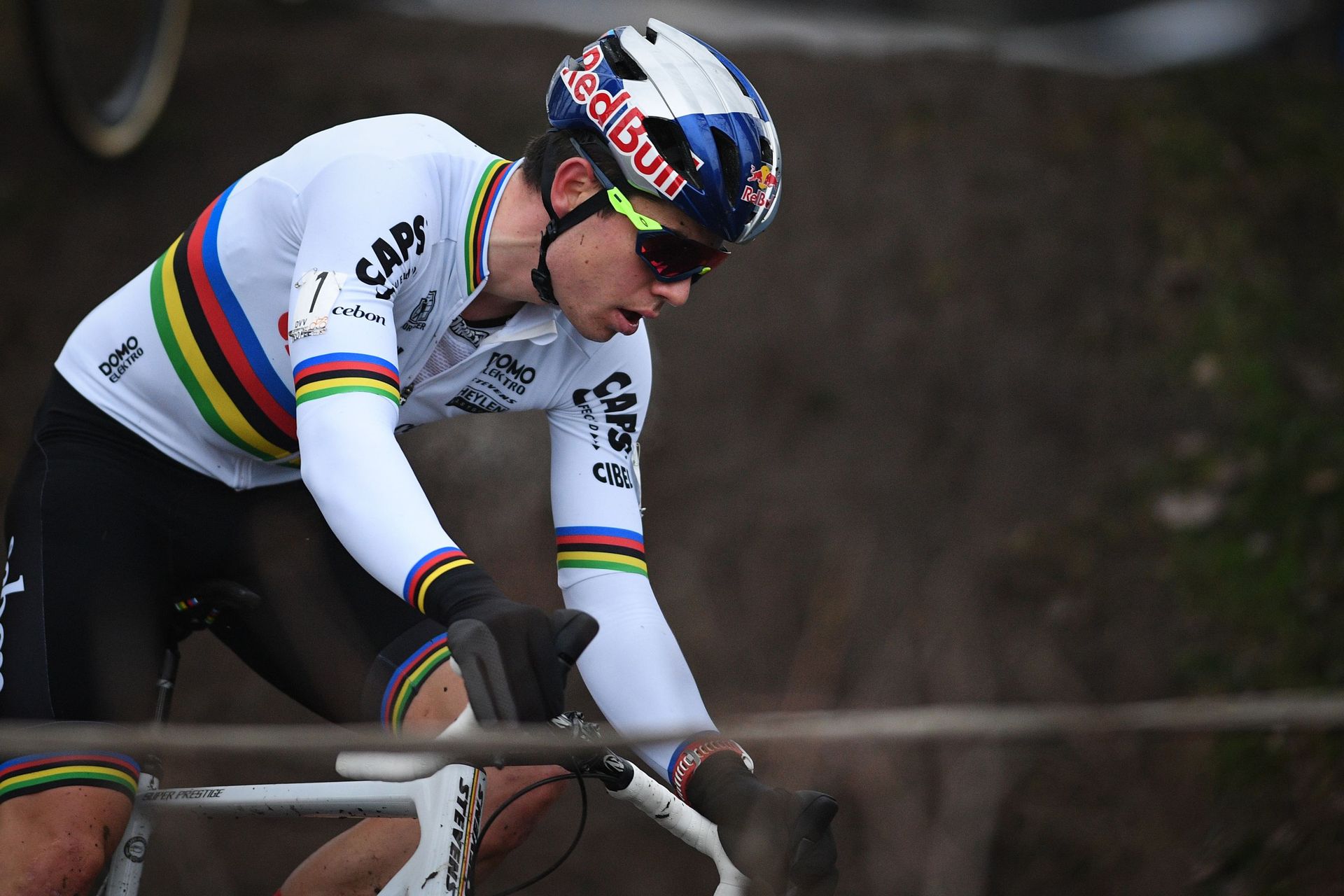 eme victoire de la saison pour wout van aert  bredene van der poel