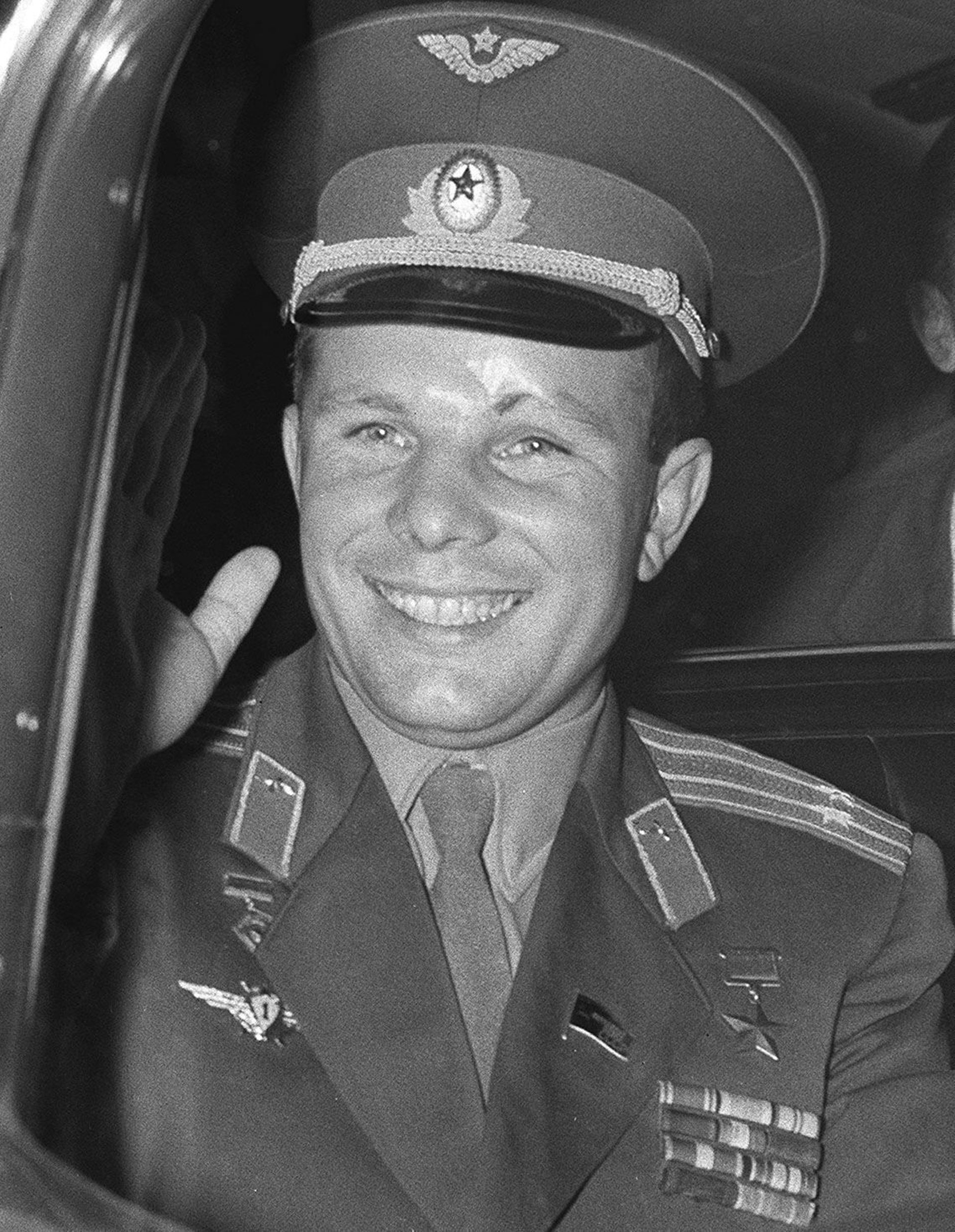 Гагарин с сигаретой