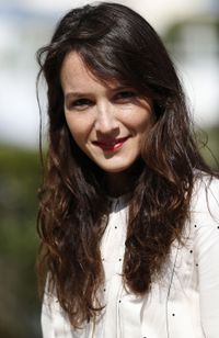 Anaïs Demoustier aux côtés de Benoit Poelvoorde, Grégoire Ludig et Orelsan dans "Au Poste!" Anaïs Demoustier aux côtés de Benoit Poelvoorde, Grégoire Ludig et Orelsan dans "Au Poste!"