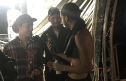 Lomepal (de dos), en pleine dégustation d'une nouvelle bière en phase de développement après son concert mémorable. Lomepal (de dos), en pleine dégustation d'une nouvelle bière en phase de développement après son concert mémorable.