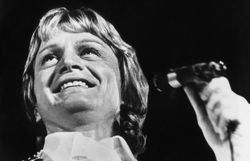 La fille cachée de Claude François sort du silence pour la première fois (vidéo) La fille cachée de Claude François sort du silence pour la première fois (vidéo)