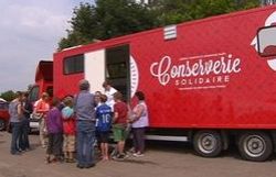 Le bus est un atelier itinérant professionnel de sensibilisation et de formation aux techniques de conservation des fruits et des légumes Le bus est un atelier itinérant professionnel de sensibilisation et de formation aux techniques de conservation des fruits et des légumes