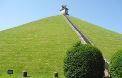 Le champ de bataille de Waterloo se trouve en grande partie sur le territoire de la commune. Le champ de bataille de Waterloo se trouve en grande partie sur le territoire de la commune.
