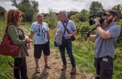 L'équipe de Devoir d'enquête sur le tournage du "violeur de la Sambre". L'équipe de Devoir d'enquête sur le tournage du "violeur de la Sambre".