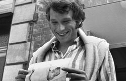 Johnny Hallyday présente le 15 août 1966 la photo de son fils David, né la veille. Johnny Hallyday présente le 15 août 1966 la photo de son fils David, né la veille.