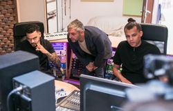Jérôme Colin en compagnie de Stromae et de son frère Luc Van Haver dans leur studio de musique Jérôme Colin en compagnie de Stromae et de son frère Luc Van Haver dans leur studio de musique