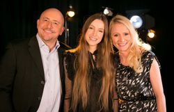 Maureen aux côtés de Jeans-Louis Lahaye et Sennek lors de la dernière édition de l'Eurovision en 2018. Maureen aux côtés de Jeans-Louis Lahaye et Sennek lors de la dernière édition de l'Eurovision en 2018.