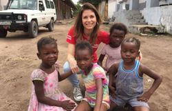 Joëlle Scoriels à la rencontre des malades de la lèpre et de la tuberculose pour Père Damien Joëlle Scoriels à la rencontre des malades de la lèpre et de la tuberculose pour Père Damien