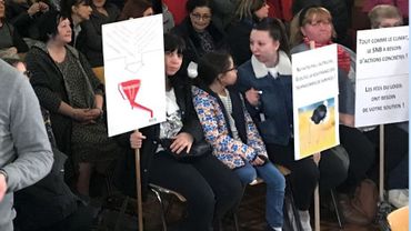 Les techniciennes de surface carolos présentes et mobilisées au conseil communal de Charleroi Les techniciennes de surface carolos présentes et mobilisées au conseil communal de Charleroi
