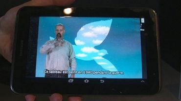 Des visioguides au Musée Magritte