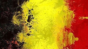 Attentats A Bruxelles Les Belges De New York Manifestent Leur Solidarite Avec Des Bougies Et Des Drapeaux