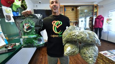 Virgil Grant dans sa boutique de vente de cannabis et de produits dérivés à Los Angeles, le 8 février 2018