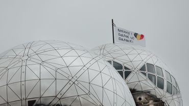 L'Atomium remercie nos soignants via un nouveau drapeau ...
