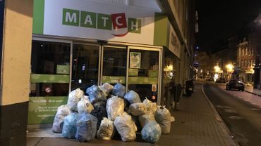 Des gilets jaunes namurois ont mené une action poubelles devant les supermarchés Des gilets jaunes namurois ont mené une action poubelles devant les supermarchés