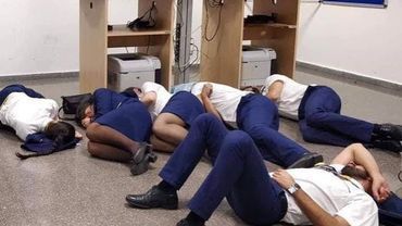Ryanair Licencie Six Employes Photographies En Train De Dormir Par Terre