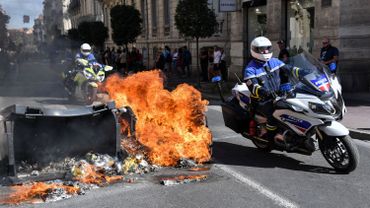 France Dégradations Et Voiture De Police Incendie Lors D