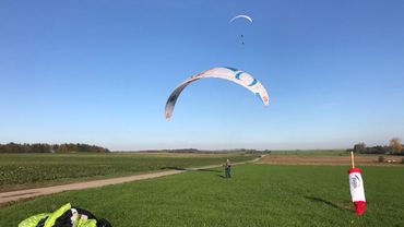Un terrain plat n'est plus un obstacle pour les passionnés de parapente Un terrain plat n'est plus un obstacle pour les passionnés de parapente