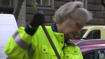 Erja, 62 ans, balaie les rues d'Helsinki
